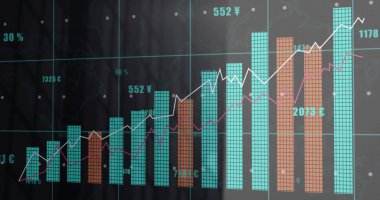 Ofisteki cam duvarda turkuaz turuncu çubuklar ve morumsu çizgilerle mali tablolar sergileniyor. Analizler, iş dünyası, veri, görselleştirme, teknoloji, kurumsal, gelecekçi
