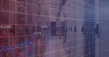 Sunucu rafları dijital hat çizelgeleri ve LED ışıkları ile veri merkezi koridorunu gösteriyor. Teknoloji, altyapı, veri, ağ, dijital, yenilik, analiz