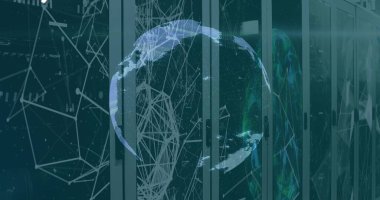 Veri merkezinde ağ düğümleriyle sunucu raflarını kaplayan holografik dijital küre gösteriliyor. Teknoloji, veri altyapısı, siber güvenlik, fütüristik, dijital ortam, ağ bağlantısı