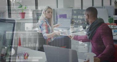 Modern ofisteki erkek meslektaşından Stylus kalemle tablet alan kadın bir ofis çalışanı. İşbirliği, takım çalışması, teknoloji, üretkenlik, modern, çağdaş, iletişim