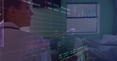 Beyaz gömlekli siyah kravatlı bir adam dijital veri üzerinde çalışıyor, yatağın yanında, kopyalama alanında. Teknoloji, finans, analitik, profesyonel, modern, çalışma alanı, yenilik