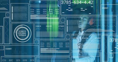 Bluz giyen, elinde akıllı telefon olan ve ofisteki veri panellerini ölçümle inceleyen bir kadın. Teknoloji, yenilik, veri, analitik, dijital, fütüristik, profesyonel