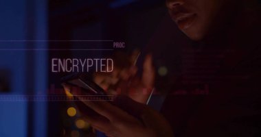 Şehir merkezinde gece vakti akıllı telefonu elinde tutan bir kadına odaklanmak. Şehir bokeh 'i ve şifreli bir kaplama. Teknoloji, siber güvenlik, yenilik, şehir, modern, zeka, bağlantı