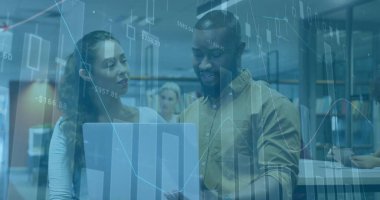 Modern açık ofiste dizüstü bilgisayardaki finansal tabloları analiz eden iş birliği yapan profesyoneller. Takım çalışması, yenilik, teknoloji, iş dünyası, çalışma alanı, veri, üretkenlik