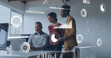 Modern ofiste yüzen veri grafiklerini dizüstü bilgisayar ve tabletle inceleyen profesyoneller. Takım, yenilik, analitik, dijital, kurumsal, takım çalışması, modernite