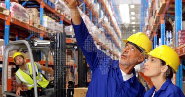 Önlüklü ve kasklı bir işçi koridorda forklift ve harita kaplamalı kutular olduğunu gösteriyor. Sanayi, lojistik, güvenlik, takım çalışması, teknoloji, verimlilik, ticaret