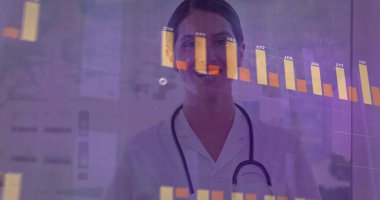 Doktor steteskopla klinikteki şeffaf ekrandaki bar çizelgelerini inceliyor. Tıbbi, veri, analiz, yenilik, teknoloji, sağlık, profesyonel