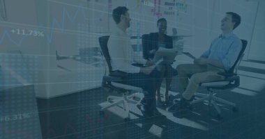 Çalışanlar ellerinde kağıtlarla takım elbise giyer ve yapışkan notlarla toplantı planlarını tartışırlar. İşbirliği, takım çalışması, beyin fırtınası, modern, profesyonel, iletişim, tartışma