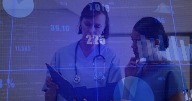 Klinikçiler mavi önlük giyip klinikteki dijital çizelgeleri analiz ediyorlar. Tıbbi, analitik, profesyonel, sağlık, teknoloji, işbirlikçi, veri odaklı