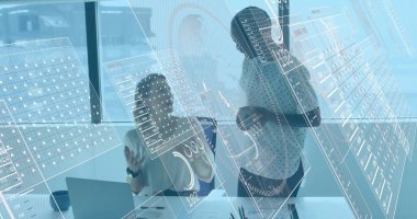 Modern ofiste bilgisayar ve holografik panellerle verileri tartışan iş kadınlarıyla işbirliği yapmak. Teknoloji, yenilik, takım çalışması, şirket, dijital, fütüristik, üretkenlik