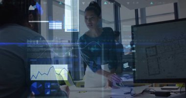 Eğik kadın yönetici, dizüstü bilgisayarla, planlarla ve veri örtüsüyle ofiste projeyi tartışıyor. İşbirliği, takım çalışması, modern, profesyonel, dijital, analitik, gökdelen