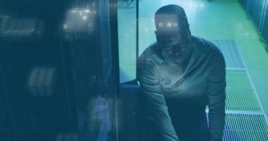 Veri merkezindeki sunucu raflarına kablo bağlayan gecekondu teknisyenleri yerleştirme, ikili kod örtüsü, kopyalama alanı. Teknoloji, siber güvenlik, ağ oluşturma, dijital altyapı, profesyonel, modern, endüstriyel