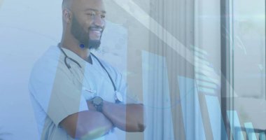 Klinikteki dijital çizelgeleri inceleyen doktor mavi önlük, steteskop ve kol saati takıyor. Tıbbi, profesyonel, teknoloji, sağlık, tanı, modern, kendinden emin