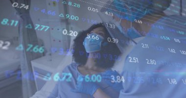 Maskeli hasta ameliyat önlüğü ve eldiven giymiş maskeli hemşireden enjeksiyon alıyor. Sağlık, teletıp, profesyonellik, güvenlik, yenilik, klinik, tanı