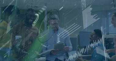 Ofis masasındaki dijital projeksiyonları inceleyen ekip tablet, kahve fincanı ve belgelerle birlikte. İşbirliği, takım çalışması, analitik, modernlik, profesyonellik, yenilik, veri görselleştirme