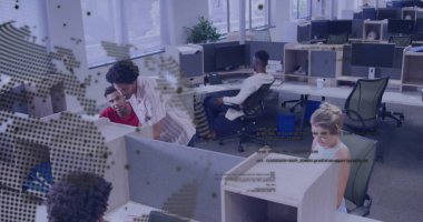 Çizgili tişörtlü kadın kabinde kırmızı gömlekli erkek iş arkadaşını, bilgisayar monitörlerini gösteriyor. İşbirliği, takım çalışması, modern, işyeri, üretkenlik, başlangıç, profesyonel