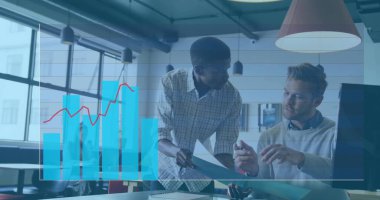 Modern ofisteki finansal verileri bilgisayarla analiz eden iki ofis çalışanı öne çıkıyor. İşbirliği, veri görselleştirme, iş büyümesi, şirket takım çalışması, üretkenlik