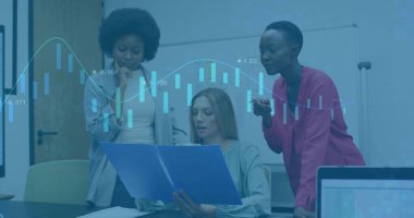 Konferans masasının etrafındaki üç kadının çizelgeleri, beyaz tahta, mavi dosya ve kahve fincanı ile analiz ediliyor. İş, takım çalışması, işbirliği, profesyonellik, analitik, sunum, modern