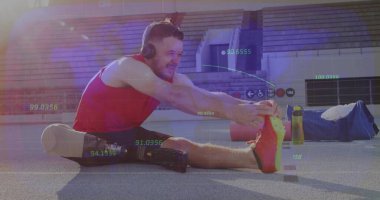 Stadyum pistinde gerinen orta yaşlı bir sporcu, protez bacaklı ve kulaklıklı kırmızı bir bluz giyiyor. Sporcu, açık hava, fitness, dayanıklılık, motivasyon, spor giyim, dinamik