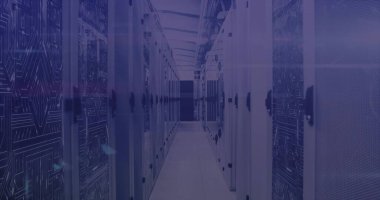 Uzun veri merkezi koridoru boyunca kablo tepsileri, kanallar ve LED ışıkları olan sunucu dolapları diziliyor. Teknoloji, altyapı, siber güvenlik, yenilik, sanayi, modern, dijital