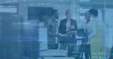 Tablet defter veri örtüsüyle açık planlı ofiste doktorları inceleyen dört çalışanla işbirliği yapmak. Şirket, takım çalışması, modern, teknoloji, profesyonel, dijital, iç