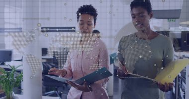 Pembe bluz giyen iş arkadaşları, ofiste gri bluzlu, sarı klasörlü dosyalar. İşbirliği, takım çalışması, iş, modern, profesyonel, küresel, iletişim