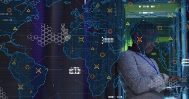 Bilgi işlem uzmanının veri merkezinde gri kazak giymesi, dünya haritası görüntüsü, kopyalama alanı. Teknoloji, dijital, yenilik, siber güvenlik, ağ oluşturma, veri analizi, modern