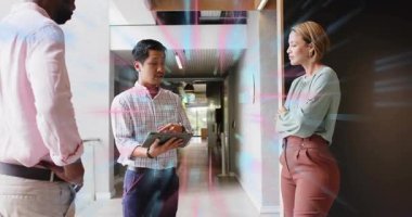 Tablet ekranını tıklatan ve veri analizi için koridorda AR tarama ekibini başlatan adam. İşbirliği, yenilik, teknoloji, bağlantı, analitik, fütüristik, iş