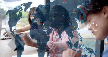 Veri analiz ekibi yazma, tıkırdatma, dünya haritasını canlandırma küresel bağlantıların haritasını çıkarmak için düğümleri gösteriyor. İşbirliği, yenilik, teknoloji, bağlantı, dijital, çalışma alanı, ağ