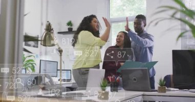 Dizin açma ve beşlik çakma, sosyal medya ölçüm simgelerini izleyen meslektaşlar ilerlemeyi kutluyor. İşbirliği, takım çalışması, iletişim, profesyonel, yenilik, başarı, modern