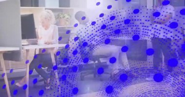 Masasında VR kulaklık takan bir kadın, dönen mavi noktalar iş arkadaşlarını ortaya çıkarıyor, sanal uzayı keşfediyor. Teknoloji, işbirliği, yenilik, dijital, sanal, çalışma alanı, gelecekçilik