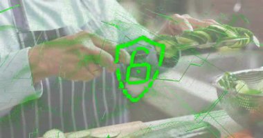 Ev aşçısı mutfaktaki salatalığa ulaşıyor bıçakla doğruyor ve salata için süzgecin içine düşüyor. Yemek pişirme, aşçılık, hazırlık, taze, sağlıklı, kırsal, profesyonel