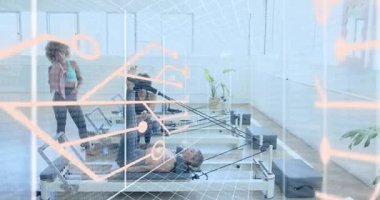 Üst düzey bir müşteri, pilates kas haritalama işlemleri için ayaklarını kayışlara takıyor. Fitness, rehabilitasyon, biyomekanik, egzersiz, hareket, sağlık, sağlık