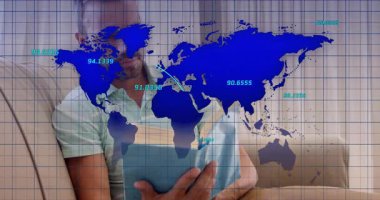 Adam, kanepenin üzerinde mavi haritayla yapılan teknolojik bağlantıları, sayısal etiketlerle birleştirerek kitap açıyor. Teknoloji, bağlantı, yenilik, dijital, ağlar, iletişim, veri