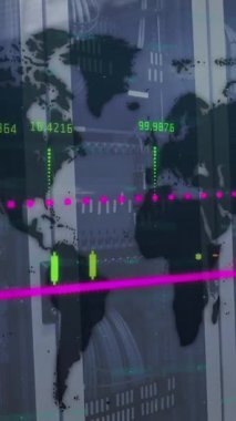 Bilgisayar sunucuları üzerinden veri işleme ve dünya haritası animasyonu. Küresel iş, finans, hesaplama ve veri işleme kavramı dijital olarak oluşturulmuş video.