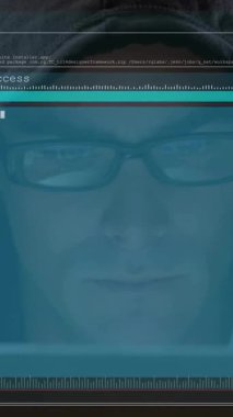 Animasyon üzerinde çalışıyorum, bilgisayar ekranında kapüşonlu ceketli bilgisayar korsanı kodlaması yapıyorum. Siber güvenlik, hackleme, teknoloji, programlama, dijital, yeraltı