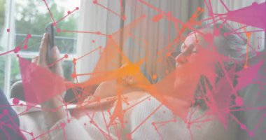 Olgun bir kadın kanepeye yaslanıyor duyma uyarısı, akıllı telefonları teknoloji grafiğiyle tarıyor. Yaşam tarzı, rahatlama, teknoloji, ev, dijital, konfor, sağlık