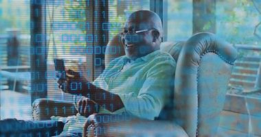 Gözlük takan, akıllı telefonu kaldıran ve veri beslemesini ikili kaplama olarak gören adam kahkahalara yol açıyor. Teknoloji, rahatlık, rahatlama, dijital, yenilik, rahatlık, sofistike