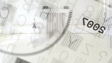 dans alfanumerik drift bar dansçısı arabesk 'i plie' den plie 'ye hareket ettiriyor sonra dünya dönerken yeniden dönüyor. Bale, stüdyo, zarafet, hareket, çağdaş, minimalizm, performans