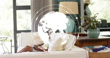 Teknoloji demosunda çocuk tableti tıklatıyor. Yörüngedeki veri halkaları ve çizelgeleri ile dünyayı canlandırıyor. Futuristik, dijital, yenilik, gençlik, eğitim, bağlantı, zarafet