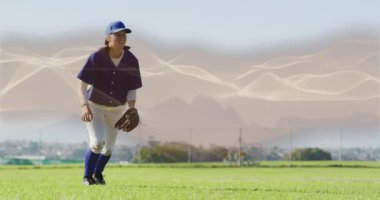 Kadın beyzbolcu antrenmanda eldiven altında koşan topları fark ediyor. Atlet, spor giyim, aksiyon, açık hava, çeviklik, rekabet, performans