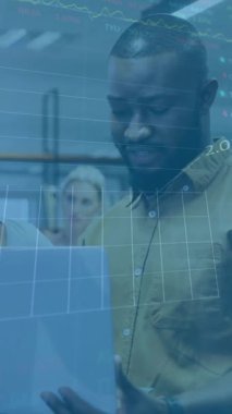 Dizüstü bilgisayarla çeşitli iş adamları üzerinde finansal veri işleme animasyonu. Küresel finans, iş, bağlantılar, hesaplama ve veri işleme kavramı dijital olarak oluşturulmuş video.