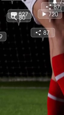 Futbol oynamak, sosyal medya bildirimleri oyuncunun hareket halinde olması. futbol, spor, teknoloji, dijital