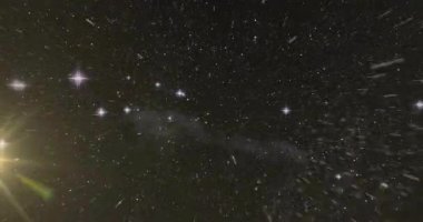 Yıldızlar kayıyor sonra parlayan beyaz-mavi ışık, gökkuşağı halkası etrafını saran yıldız alanı oluşturuyor. Kozmos, nebula, astronomi, galaktik, soyut, geleceksel, bilim