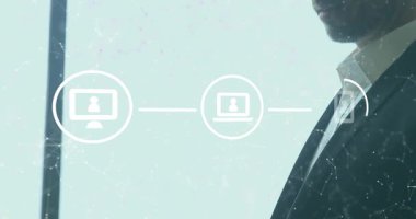 Masaüstü simgesinde, sorunsuz iş akışı için akıllı telefon bağlantı simgelerini dinleyen bir adam görülüyor. Profesyonel, bağlantı, dijital, yenilik, teknoloji, çalışma alanı, modern