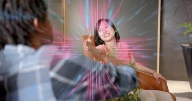 Oturan kadın ofis salonunda iş arkadaşını selamlıyor, el sıkışıyor ve ışıklandırma şebekesi teknik anlaşmasını imzalıyor. İşbirliği, ağ oluşturma, fütüristik, kurumsal, teknoloji, profesyonel, iletişim