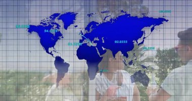 Arka bahçedeki panelde etiketleri inceleyen üç arkadaş animasyon teknolojisi haritası çıkarıyorlar. Teknoloji, ağ oluşturma, işbirliği, yenilik, açık hava, canlı, sosyal