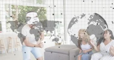 Arkadaşları oyun oynamak için harita eşliğinde tezahürat yaparken, oturma odasında VR kulaklık takan bir adam. Sanal gerçeklik, oyun, eğlence, sosyal etkileşim, modern yaşam tarzı, teknoloji, dinamik