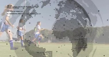 Önde giden koşucu topu uzaya atıyor ve kovalamaca kıvılcımları saçıyor. Bu arada dünya kodu teknolojiyi gösteriyor. Spor, takım çalışması, fitness, açık hava, yenilik, işbirliği, dinamik