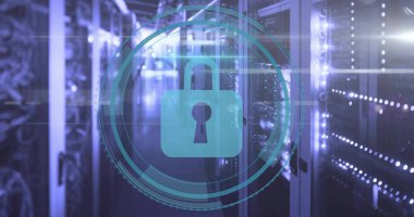 Dairesel grafikler ve LED göstergeleriyle veri merkezi koridorunda asılı duran deniz mavisi asma kilidi gösteriliyor. Siber güvenlik, veri, teknoloji, dijital, ağ, koruma, yenilik